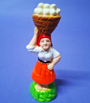 11 - Mulher com cesto de ovos