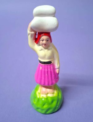 12 - Mulher com roupa lavada à cabeça