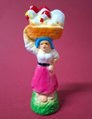 26 - Mulher com cesto de frangos