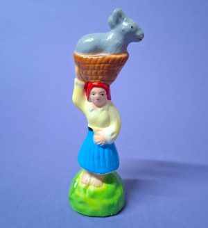 28 - Mulher com coelho no cesto à cabeça