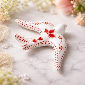 Andorinha em branco com vermelho